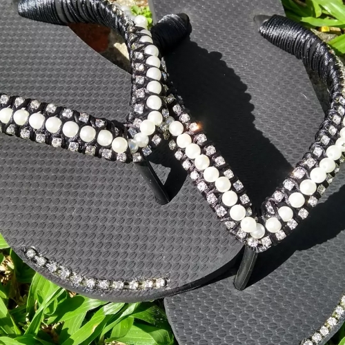 CHINELO COM PEROLAS E CORRENTE DE STRASS PRETO E BRANCO