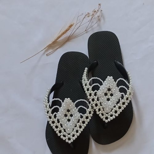 CHINELO TRAMA TRIANGULO E CORRENTINHA RUBIA PRETO C BRANCO