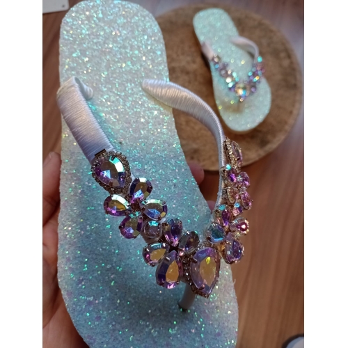 CHINELO COM CABEDAL DE PEDRAS CRISTAL E LONITA