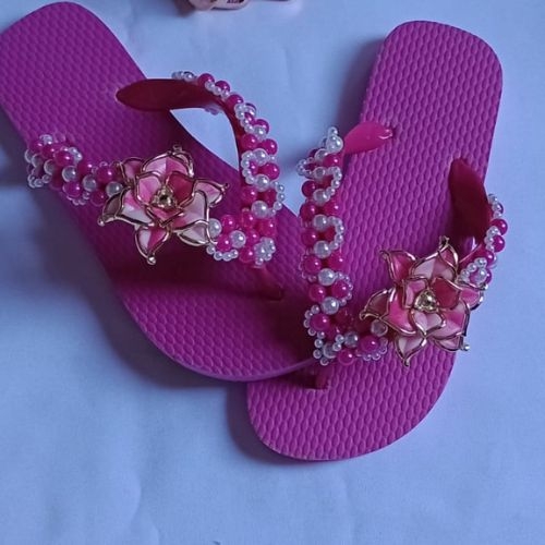 CHINELO TRAMA DE PEROLAS C FLOR ACRILICA ROSA