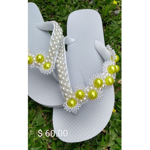 CHINELO C/ PPEROLAS ZIG ZAG BRANCO COM AMARELO