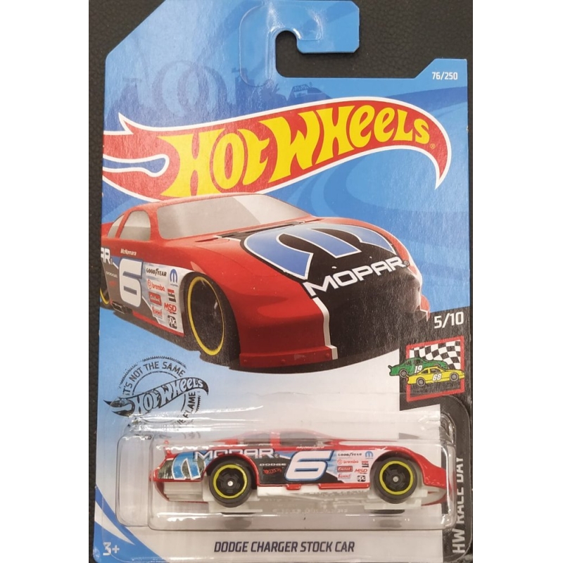 HOT WHEELS - DODGE CHARGER STOCK CAR VERMELHO DE 2018 5/10 COM BLISTER NORMAL