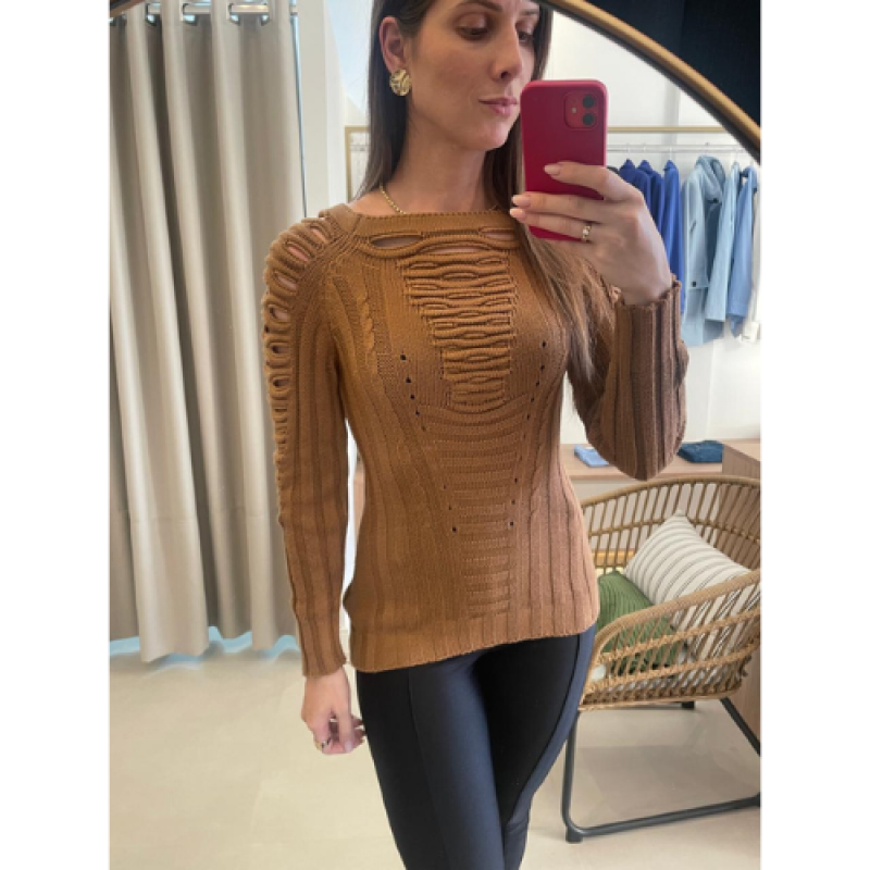 BLUSA EM TRICÔ COM DETALHES VAZADOS CARAMELO